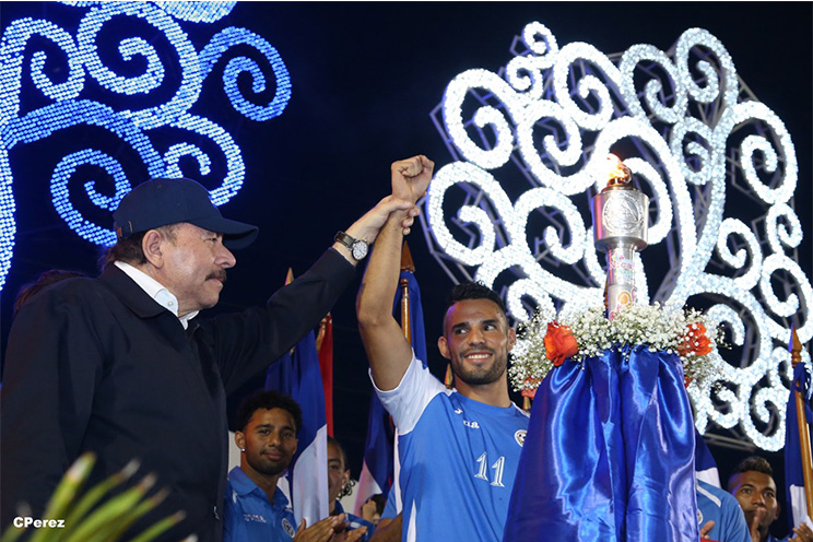 Presidente Daniel recibe de la selección nicaragüense de fútbol la Antorcha de la Independencia y la Unidad Centroamericana