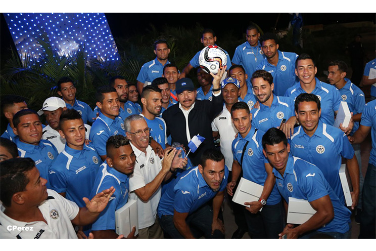 Comandante Daniel sostiene encuentro con selección nacional de fútbol
