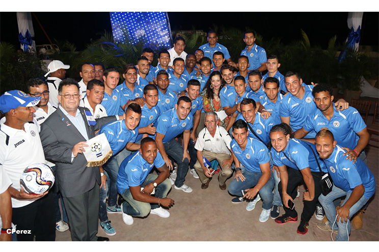Comandante Daniel sostiene encuentro con selección nacional de fútbol
