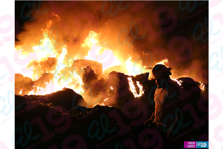 Incendio en planta recicladora en Carretera Nueva a León