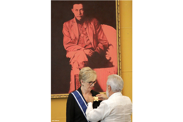 Embajadora Phyllis M. Powers es condecorada con Orden José de Marcoleta