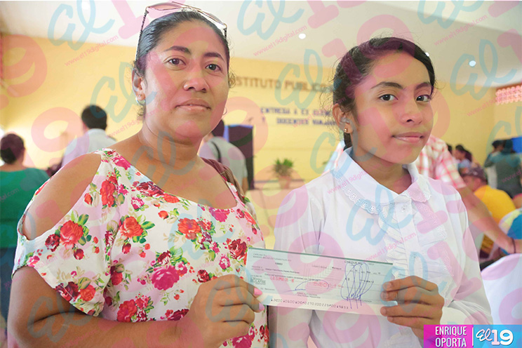Ministerio de Educación premia a mejores estudiantes y maestros de la capital