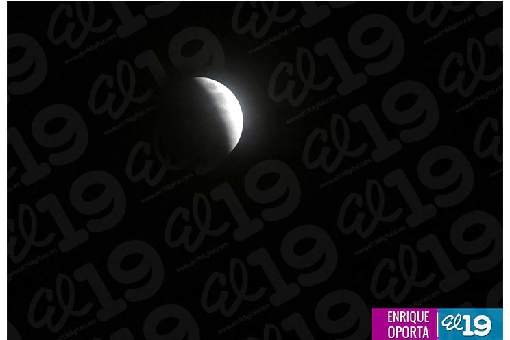 Nicaragüenses disfrutan de “Súper Luna de Sangre” a pesar de nubosidad en el cielo