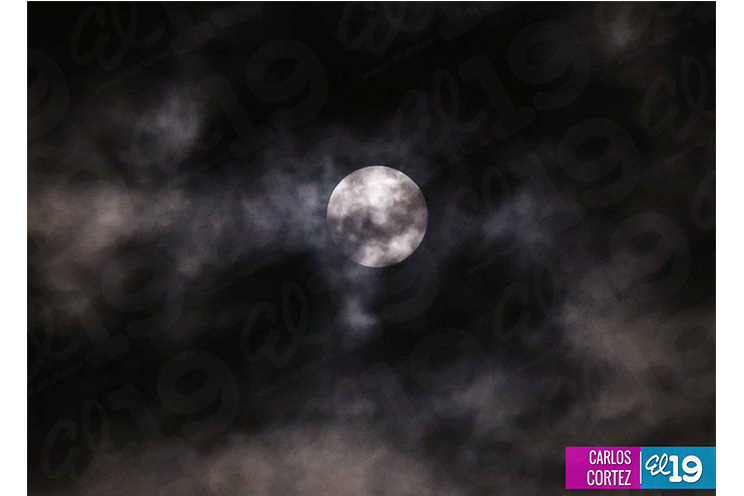 Nicaragüenses disfrutan de “Súper Luna de Sangre” a pesar de nubosidad en el cielo
