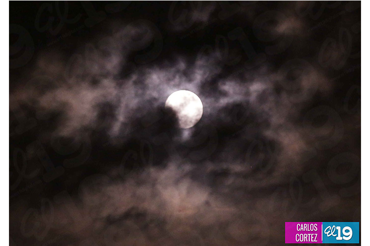 Nicaragüenses disfrutan de “Súper Luna de Sangre” a pesar de nubosidad en el cielo