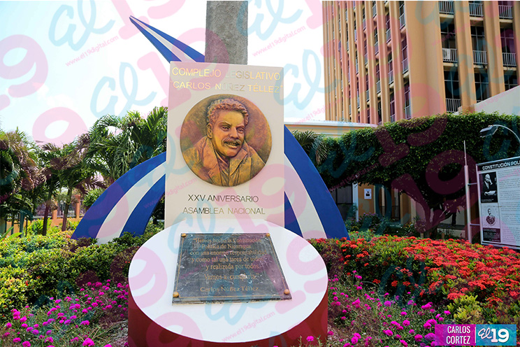 Asociación Nacional de Educadores de Nicaragua deposita ofrenda florar en monumento al Comandante Carlos Núñez