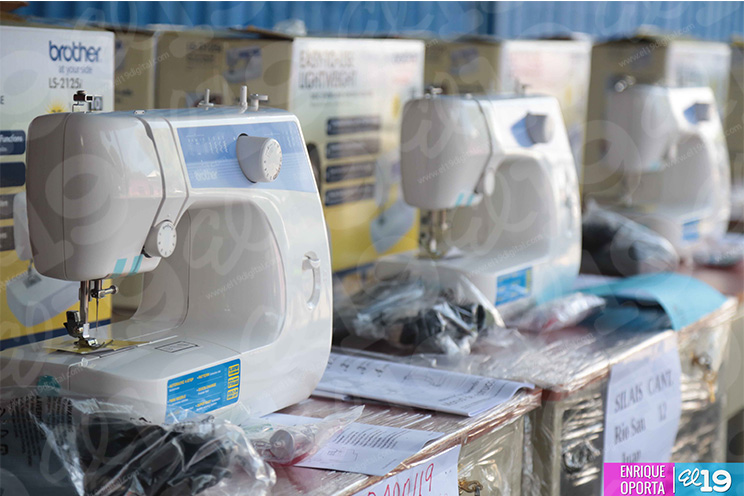 Ministerio de Salud entrega máquinas de coser a casas maternas de siete departamentos
