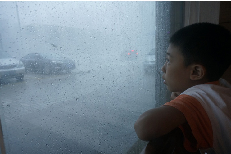 Alerta Roja en China por paso de tifón Mujigae; se reportan 4 muertos y decenas de miles evacuados (FOTOS, VIDEOS)