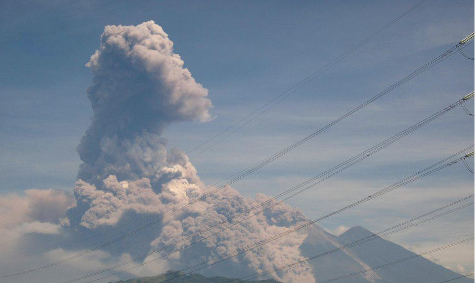 Volcán en Guatemala hace erupción con lava