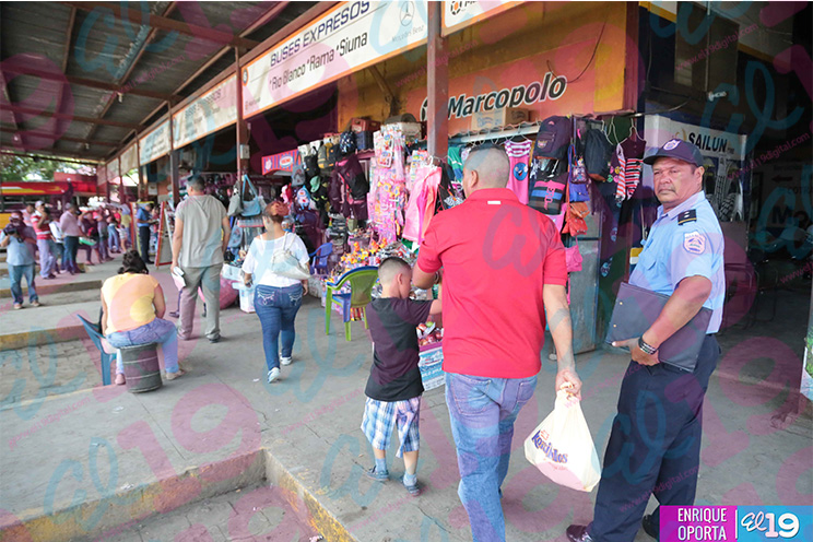 Policía Nacional garantiza la seguridad de usuarios y comerciantes del mercado Mayoreo