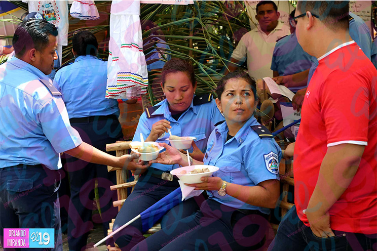 Policía Nacional realiza feria gastronómica en saludo al Día de la Resistencia Indígena