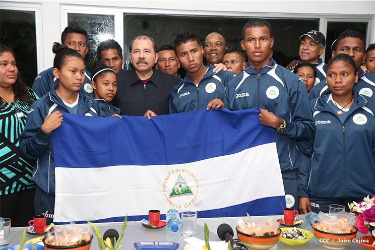 Daniel abandera a atletas que participarán en Juegos Mundiales Indígenas y en el Panamericano de Béisbol Infantil AA