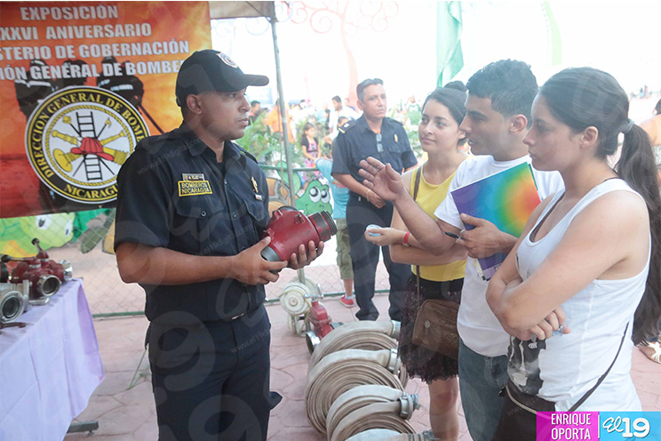 Población disfruta exposición de instituciones de gobierno en el Paseo del Estudiante