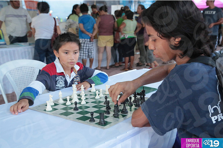 Población disfruta exposición de instituciones de gobierno en el Paseo del Estudiante