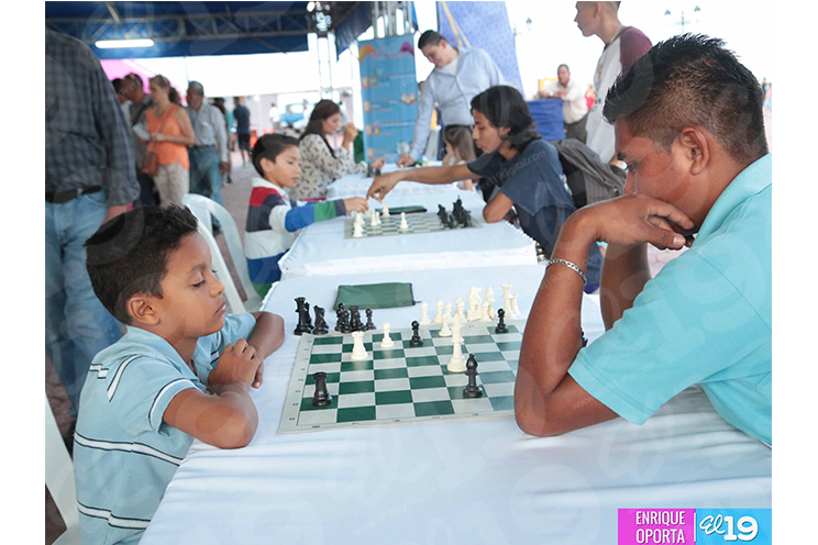 Población disfruta exposición de instituciones de gobierno en el Paseo del Estudiante