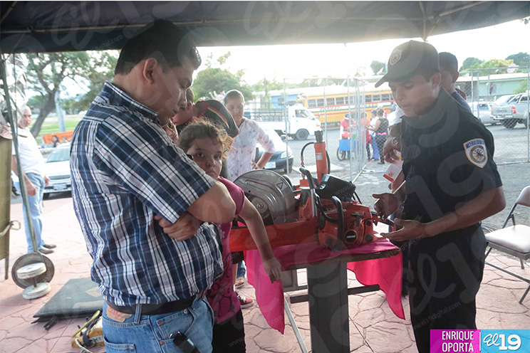 Población disfruta exposición de instituciones de gobierno en el Paseo del Estudiante