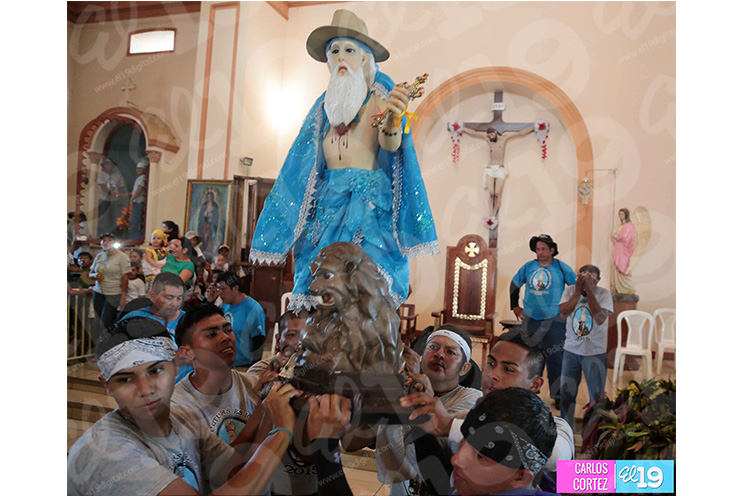 San Jerónimo regresa a su nicho acompañado de miles de devotos