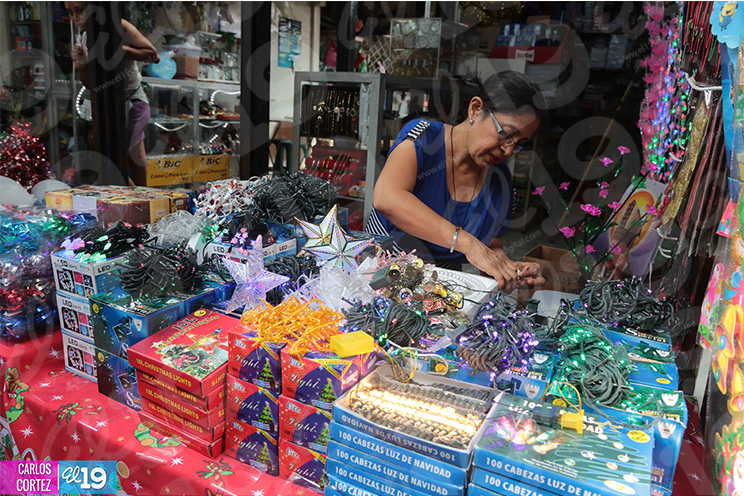 Comerciantes abastecen sus establecimientos con productos alusivos a la temporada navideña