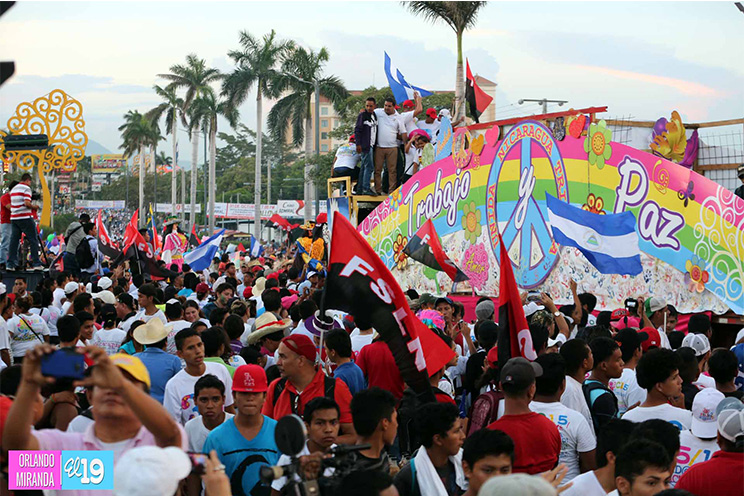 Familias celebran en Plaza de Las Victorias compromiso con el Trabajo, la Paz y la Unidad