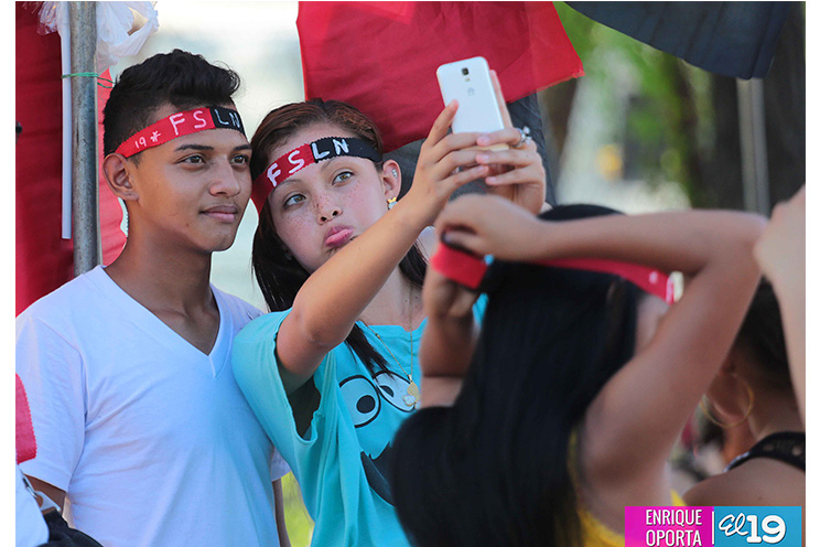 Nicaragüenses agitan las banderas de la Paz y el Trabajo durante inmensa caminata llena de festejos (FOTOS y VIDEOS)
