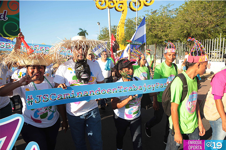 Nicaragüenses agitan las banderas de la Paz y el Trabajo durante inmensa caminata llena de festejos (FOTOS y VIDEOS)
