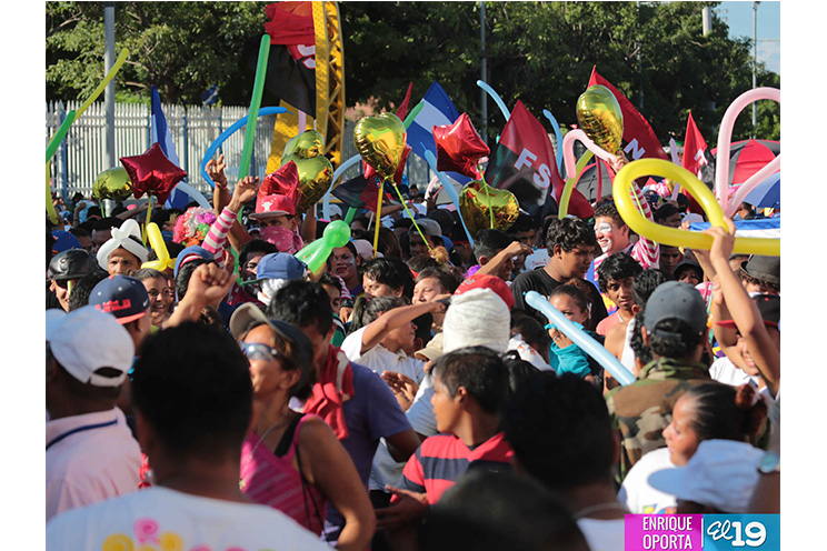 Nicaragüenses agitan las banderas de la Paz y el Trabajo durante inmensa caminata llena de festejos (FOTOS y VIDEOS)
