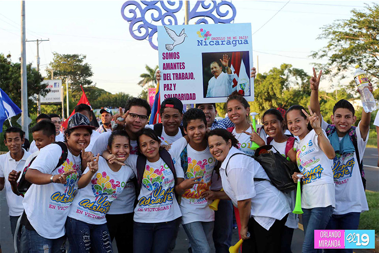 Nicaragüenses agitan las banderas de la Paz y el Trabajo durante inmensa caminata llena de festejos (FOTOS y VIDEOS)