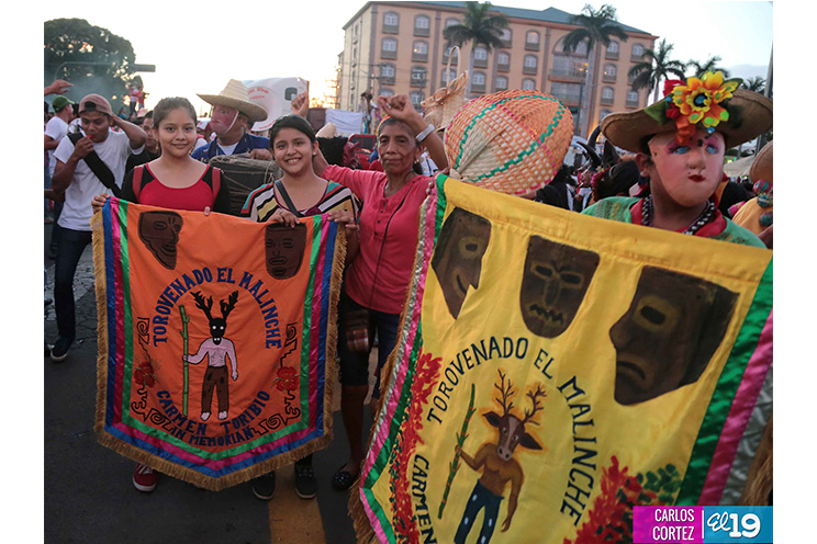 Nicaragüenses agitan las banderas de la Paz y el Trabajo durante inmensa caminata llena de festejos (FOTOS y VIDEOS)