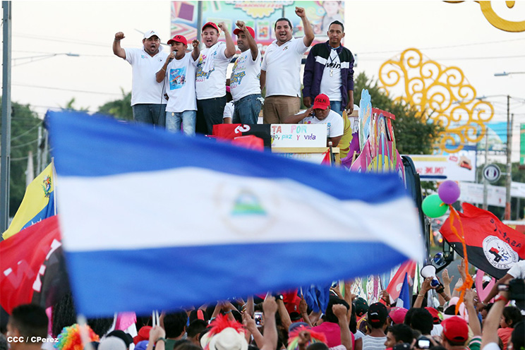 Nicaragüenses agitan las banderas de la Paz y el Trabajo durante inmensa caminata llena de festejos (FOTOS y VIDEOS)