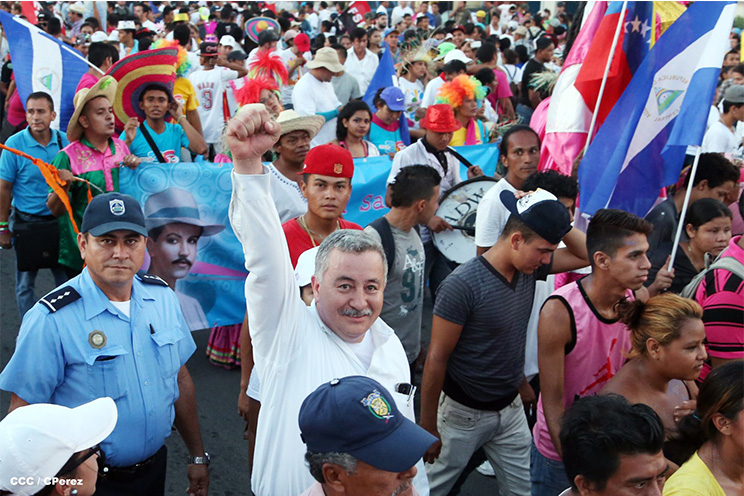Nicaragüenses agitan las banderas de la Paz y el Trabajo durante inmensa caminata llena de festejos (FOTOS y VIDEOS)
