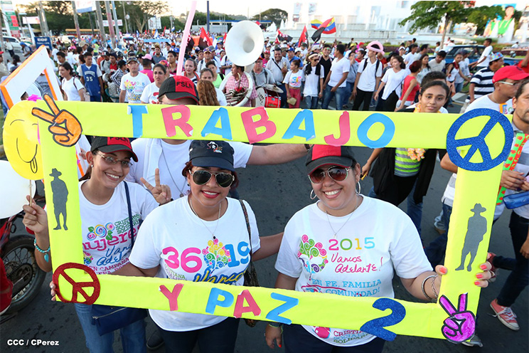 Nicaragüenses agitan las banderas de la Paz y el Trabajo durante inmensa caminata llena de festejos (FOTOS y VIDEOS)