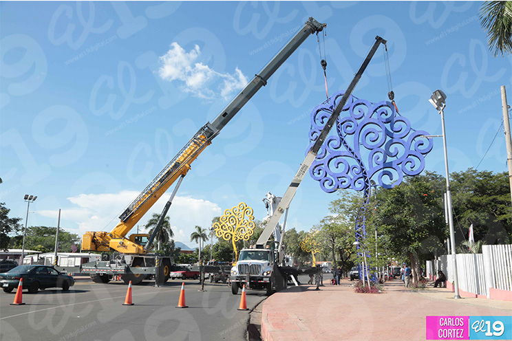 Gobierno embellece Avenida de Bolívar a Chávez con Árboles de la Vida de colores