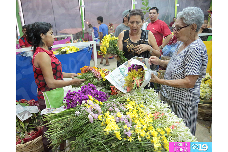 Productores y comerciantes presentan sus ofertas en Feria de las Flores