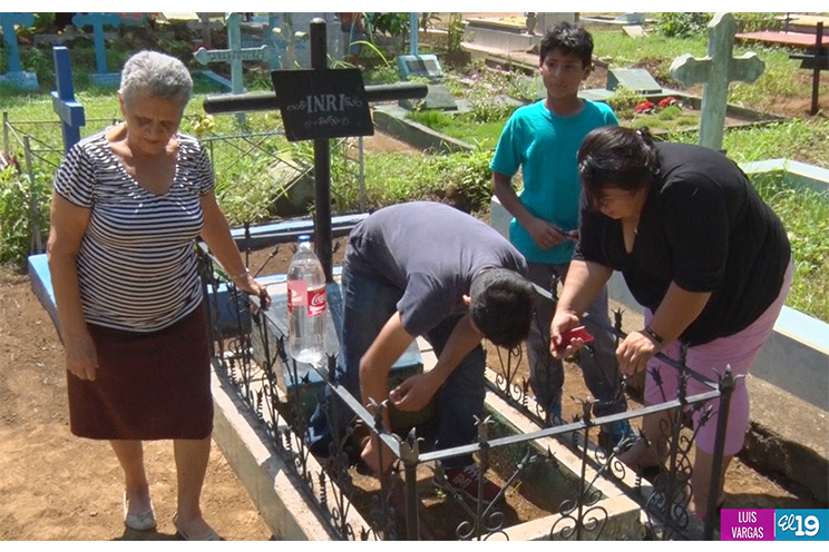 Familias destacan limpieza y ornamentación en los camposantos de todo el país