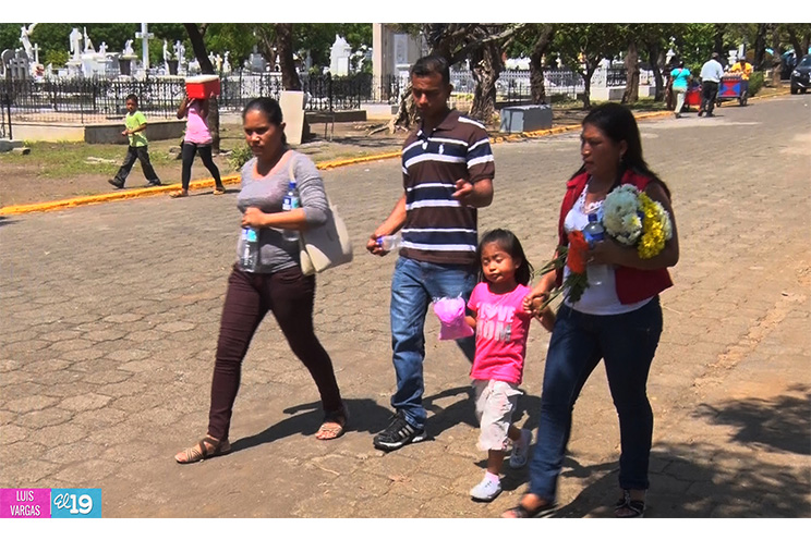 Familias destacan limpieza y ornamentación en los camposantos de todo el país