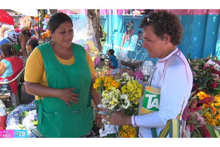 Familias destacan limpieza y ornamentación en los camposantos de todo el país