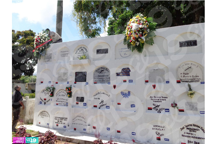 Población granadina visita cementerio municipal este domingo