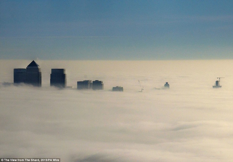 Cancelan vuelos en aeropuertos británicos por la densa niebla