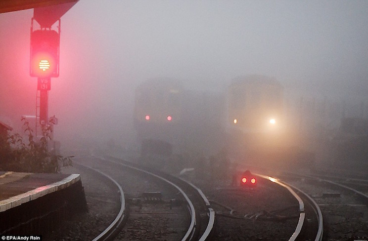 Cancelan vuelos en aeropuertos británicos por la densa niebla