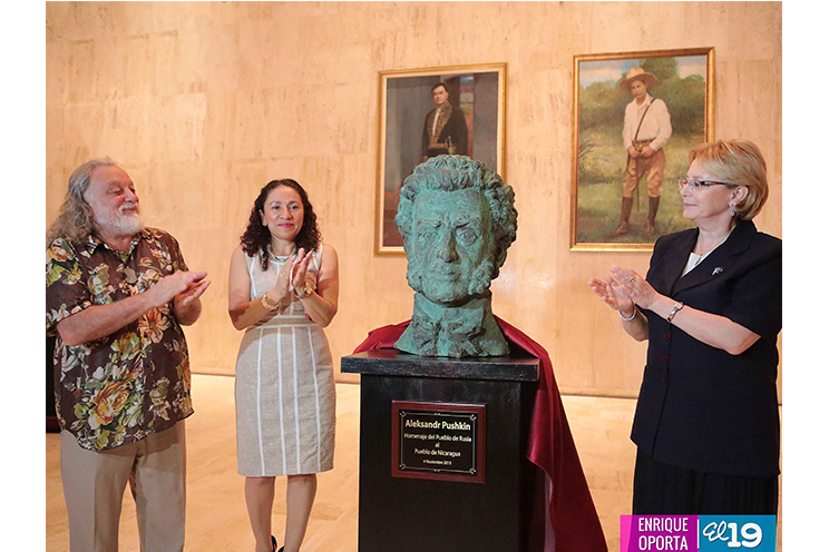 Ministra de Salud rusa desvela en Nicaragua busto del poeta Aleksandr Pushkin
