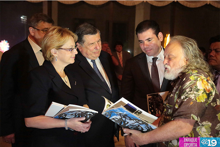 Ministra de Salud rusa desvela en Nicaragua busto del poeta Aleksandr Pushkin