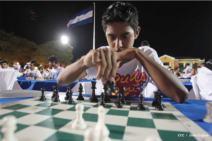 Jóvenes nicaragüenses conmemoran al Comandante Carlos con Mega Simultánea de Ajedrez