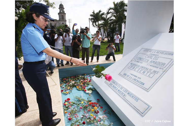 Jefatura Nacional de la Policía rinde homenaje en Mausoleo de Carlos Fonseca