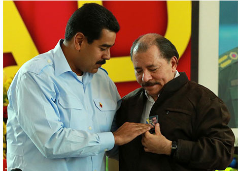 Presidente Daniel recibe el Cristo de Chávez (VIDEO)