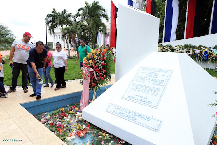Nicaragüenses continúan rindiendo tributo al Comandante Carlos Fonseca