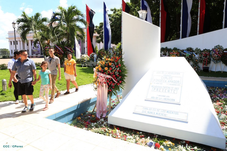 Nicaragüenses continúan rindiendo tributo al Comandante Carlos Fonseca