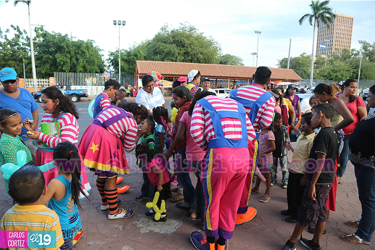 Tarde de Payasos en la Avenida de Bolívar a Chávez