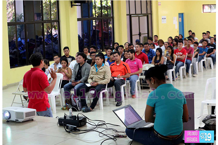 Jóvenes analizan impacto de las redes sociales en Nicaragua