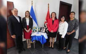 Canciller ecuatoriana firma libro de condolencias del Padre Miguel D’Escoto