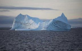 Un iceberg gigante, a punto de despegarse de la Antártida